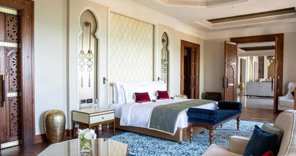 jumeirah-al-qasr-madinat-jumeirah-three-bedroom-royal-suite-01_19