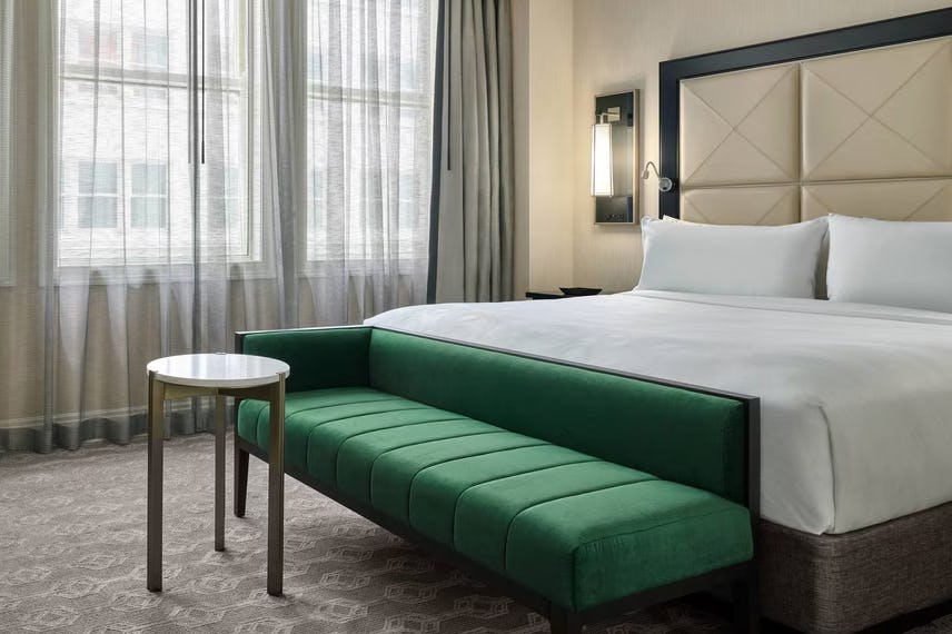 Luxury, 1 Bedroom 2 room Suite, 1 King, Bathrooms: 1.5, Corner room