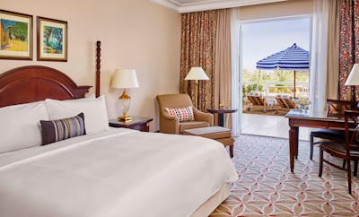 DELUXE GARDEN KING, DELUXE GUEST ROOM, 1 KING, PRIVATE GARDEN VIEW, GARDEN ACCESS