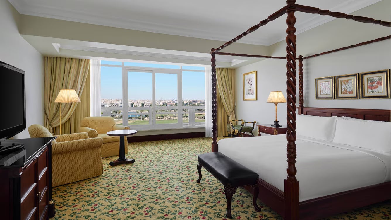 DIPLOMATIC SUITE, EXECUTIVE LOUNGE ACCESS, 1 BEDROOM SUITE, 1 KING, GOLF VIEW, GOLF VIEW