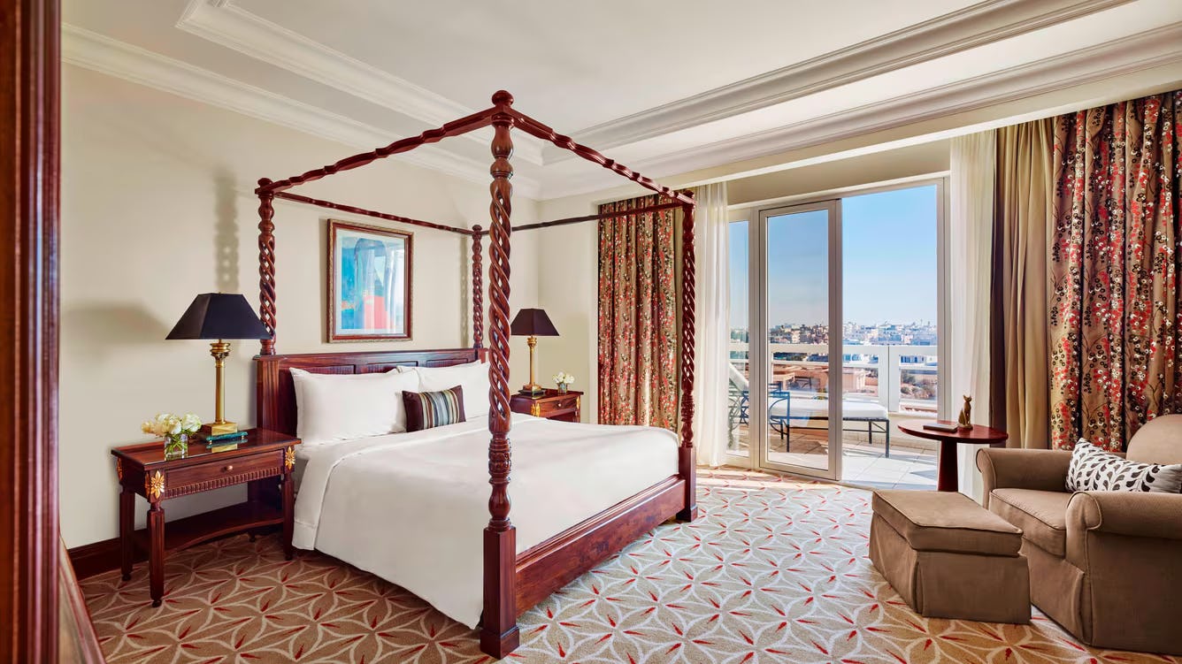 EXECUTIVE SUITE, EXECUTIVE LOUNGE ACCESS, 1 BEDROOM EXECUTIVE SUITE, 1 KING, GOLF OR POOL VIEW