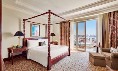 EXECUTIVE SUITE, EXECUTIVE LOUNGE ACCESS, 1 BEDROOM EXECUTIVE SUITE, 1 KING, GOLF OR POOL VIEW