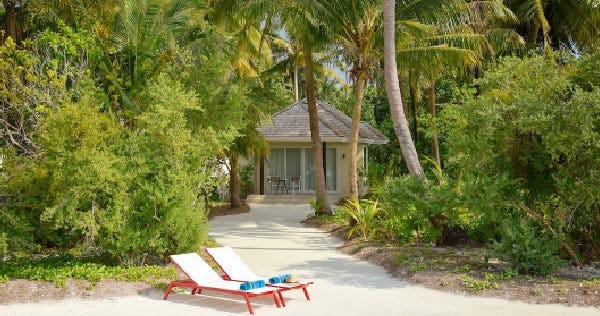 kandima-maldives-beach-villa-swirl-pool-01_10395