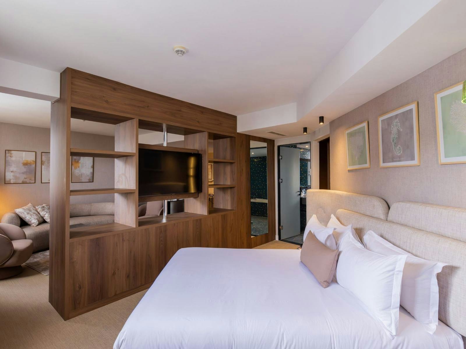 SENIOR SUITE, KING SIZE BED, POOL VIEW