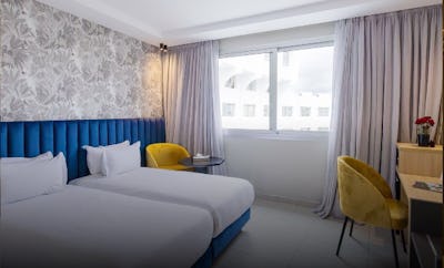 SUPERIOR ROOM, 3 SINGLE BEDS