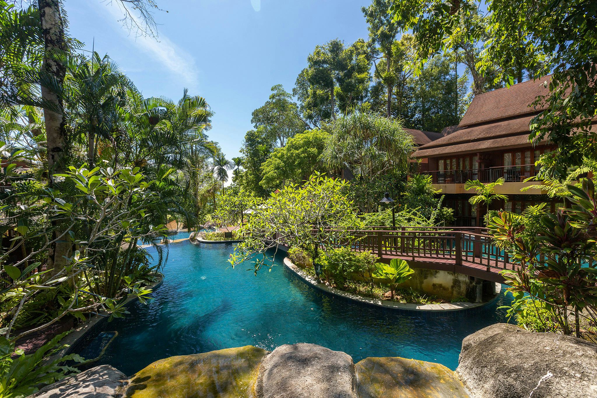 khao-lak-merlin-resort-waterfall-pool-access-02_429