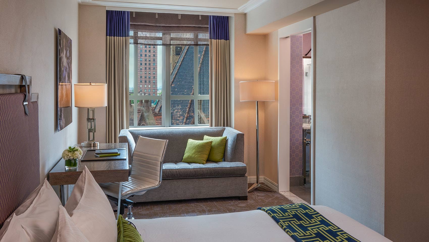 1 King Premium Jetted Tub City View