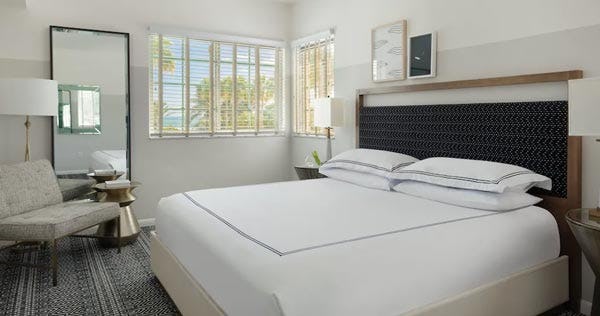 kimpton-surfcomber-hotel-oceanfront-balcony-king-premier-room_5917