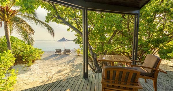 komandoo-island-resort-and-spa-adults-only-jacuzzi-beach-villa-02_1807