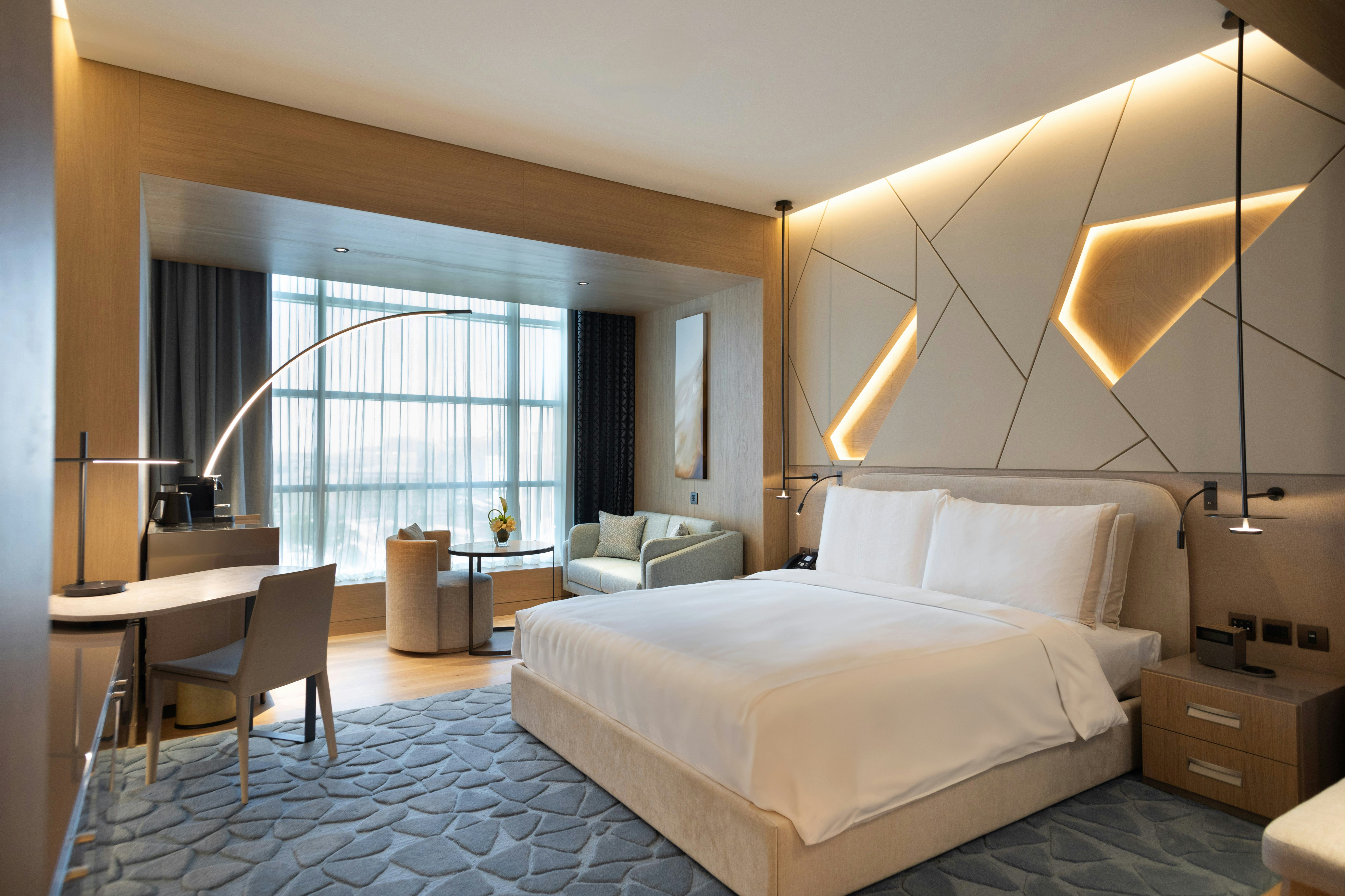 la-cigale-hotel-doha-junior-suite-king-bed-city-view_9435