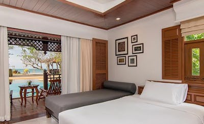 LAGOON POOL ACCESS WITH BATHTUB