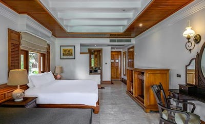 LAGOON POOL ACCESS WITH BATHTUB