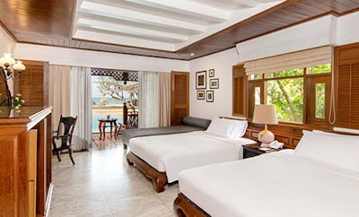 LAGOON POOL ACCESS WITH BATHTUB