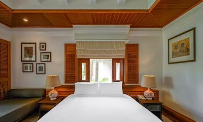 LAGOON POOLSIDE WITH BATHTUB