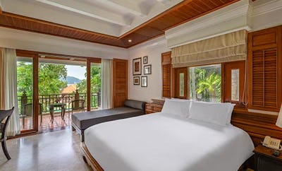 LAGOON POOLSIDE WITH BATHTUB