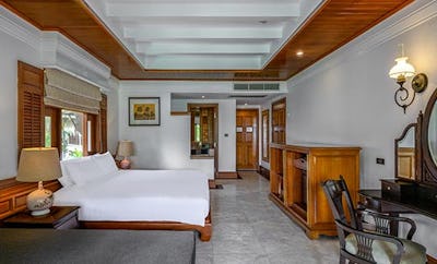 LAGOON POOLSIDE WITH BATHTUB