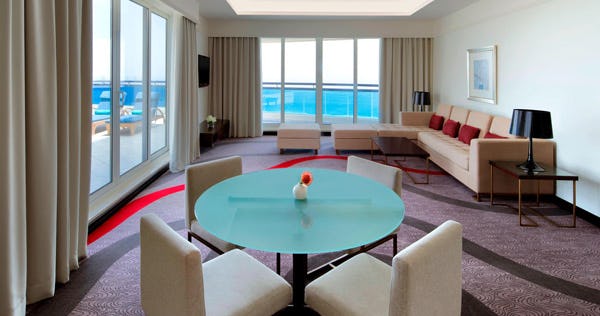 Club lounge access, 1 Bedroom Executive Suite, 1 King, Ocean view, Balcony