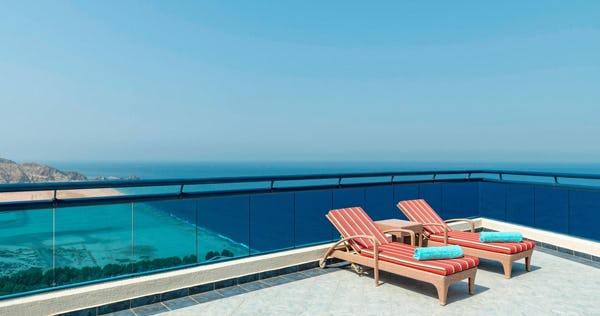le-meridien-al-aqah-beach-resort-fujairah-club-lounge-access-1-bedroom-excutive-suite-1-king-ocean-view-balcony-04_2178