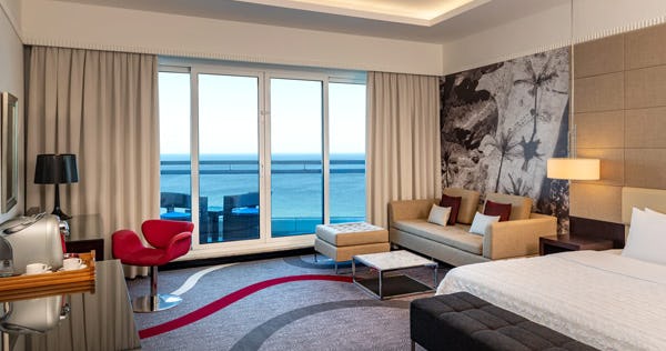 le-meridien-al-aqah-beach-resort-fujairah-club-lounge-access-deluxe-guest-room-1-king-sofa-bed--ocean-view-balcony_2178