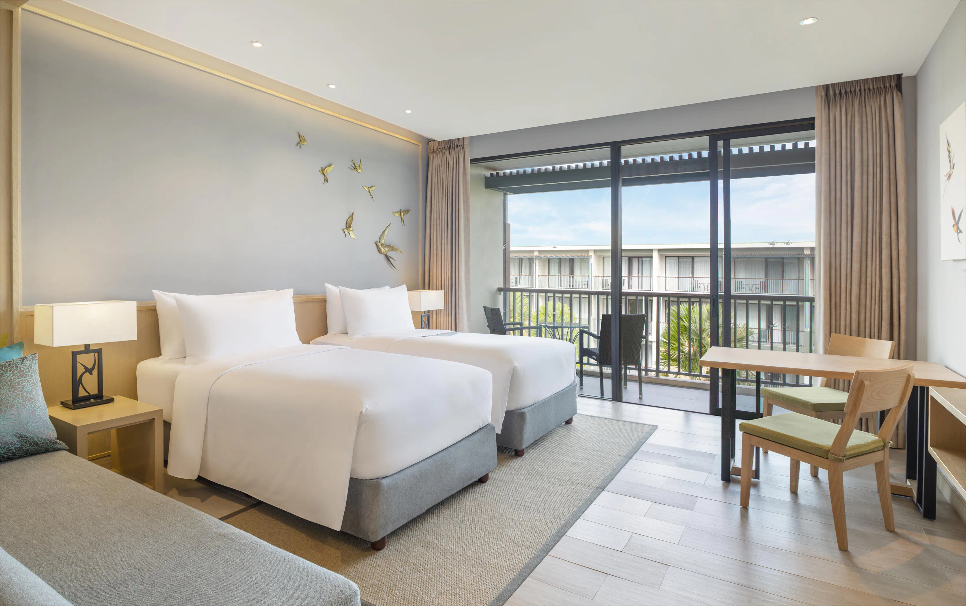 le-meridien-khao-lak-resort-and-spa-guest-room-2-twin-sofa-bed-pool-view_7432