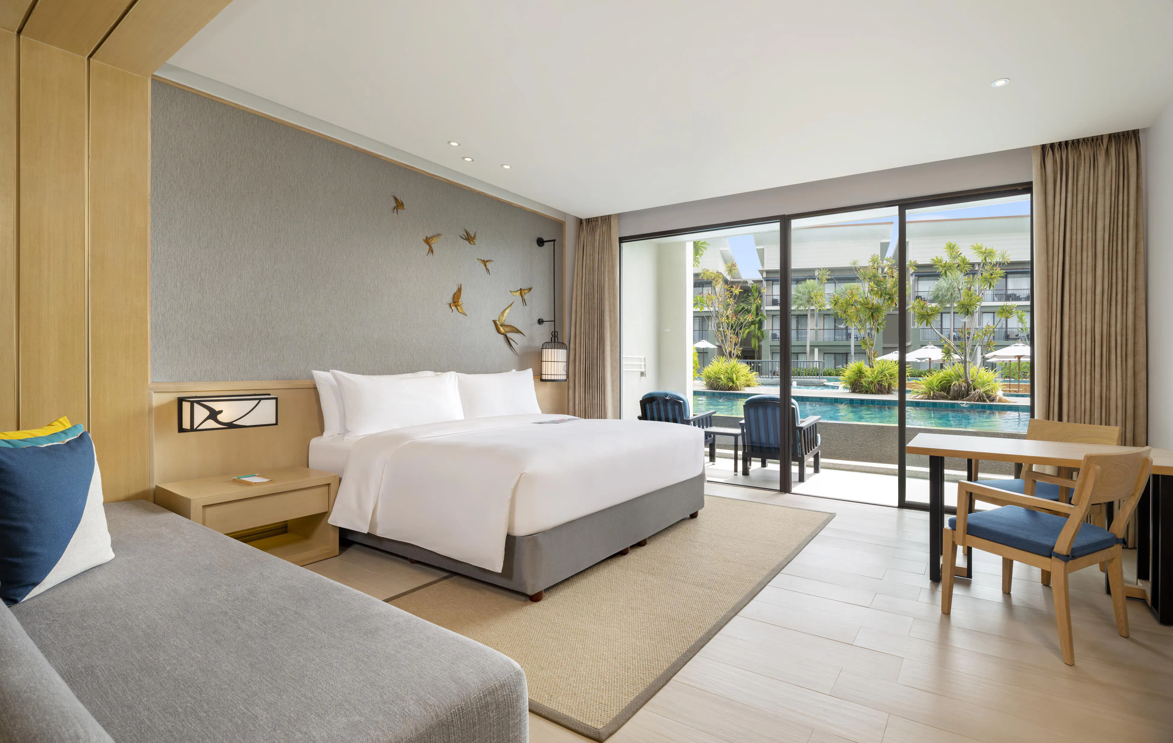 le-meridien-khao-lak-resort-and-spa-larger-guest-room-1-king-sofa-bed-pool-view-pool-access_7432