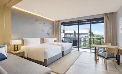 Larger Guest Room 2 Twin, Sofa bed, Pool view