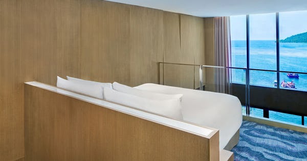 le-meridien-kota-kinabalu-club-lounge-access-1-bedroom-bi-level-suite-1-king-sea-view-balcony-01_5021