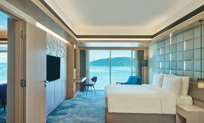 Club Lounge Access, 2 Bedroom Suite, Bedroom 1: 1 King, Bedroom 2: 1 Twin/Single Bed(s)