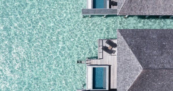 le-meridien-maldives-resort-and-spa-sunset-overwater-pool-01_11164