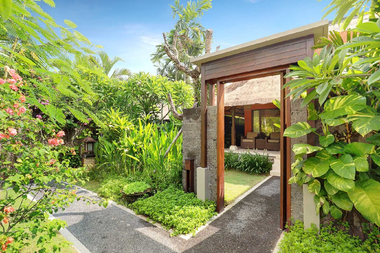 legian-beach-hotel-bali-deluxe-garden-villa-01_424