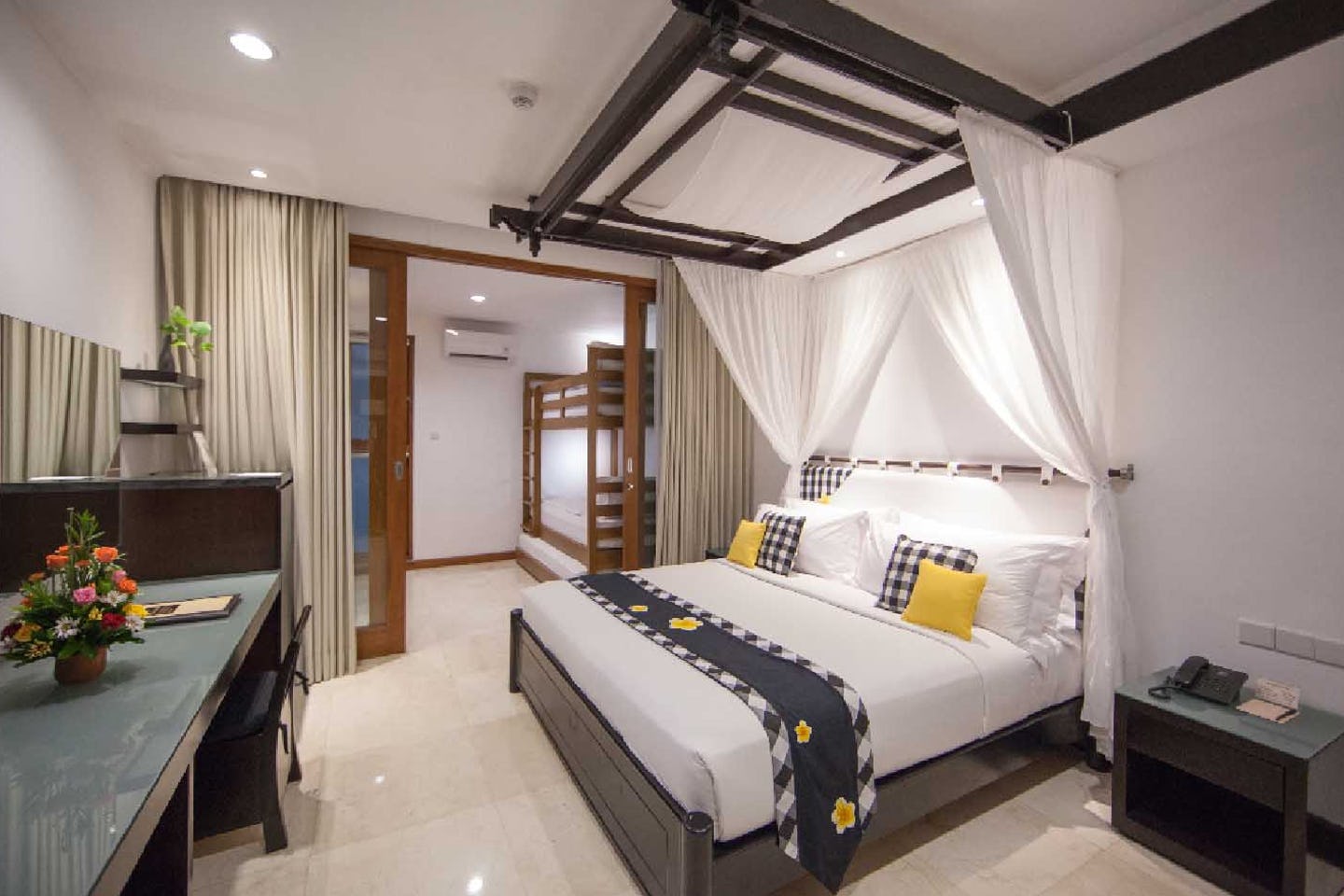 legian-beach-hotel-bali-legian-family-room-01_424