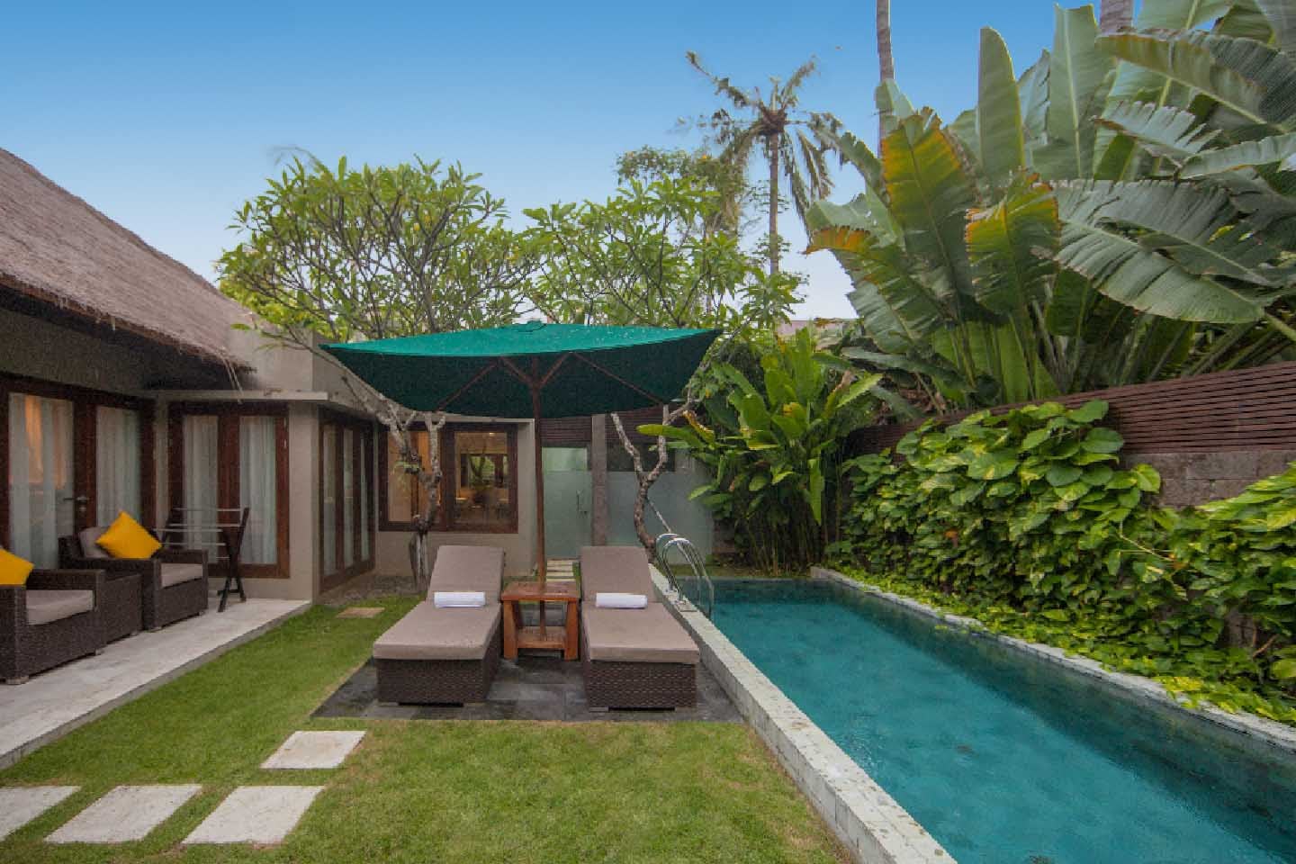 legian-beach-hotel-bali-premier-pool-villa-01_424