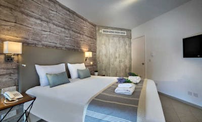 Deluxe Suite with Side Sea View