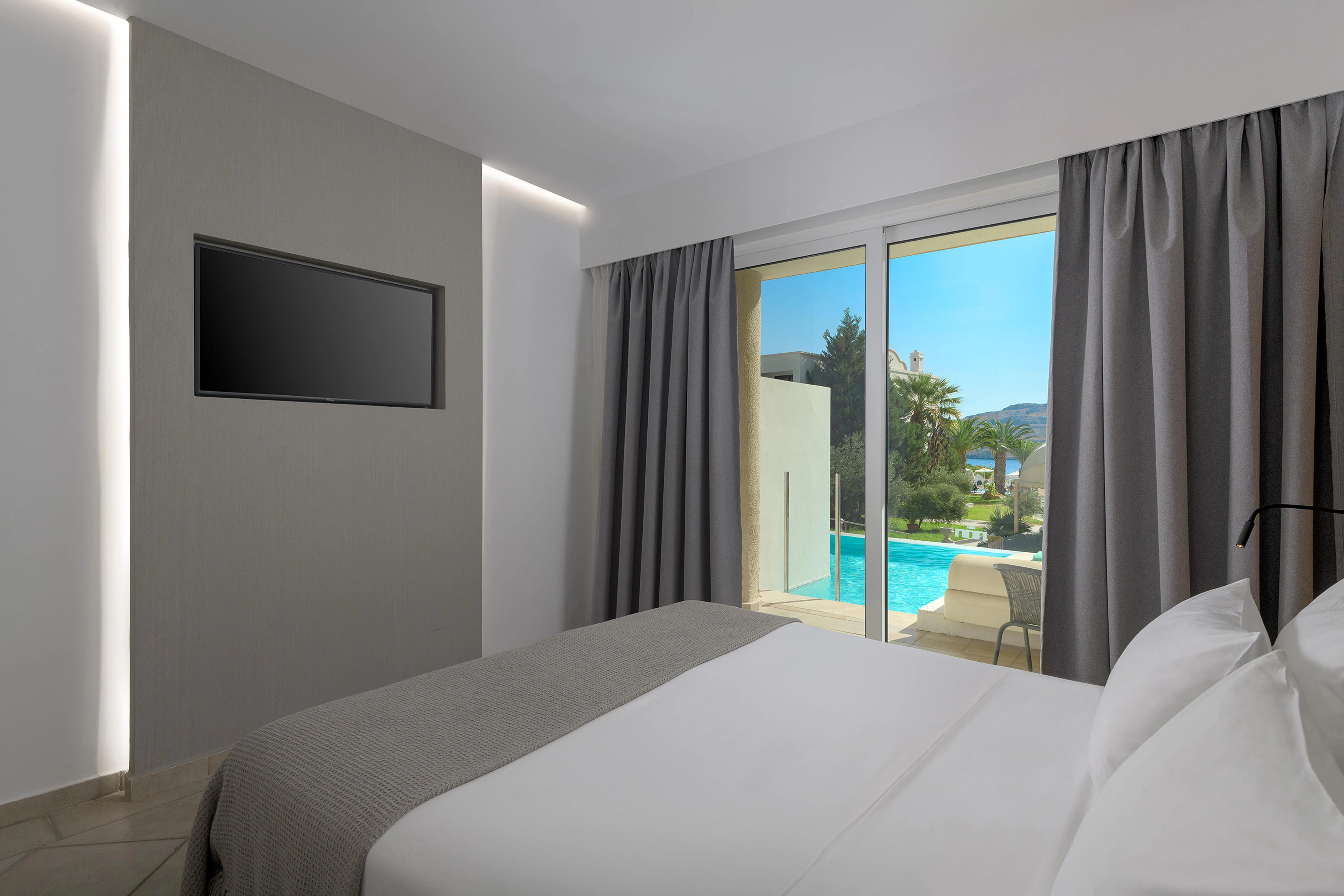 lindos-royal-resort-greece-suite-with-shared-pool-garden-view-01_13769