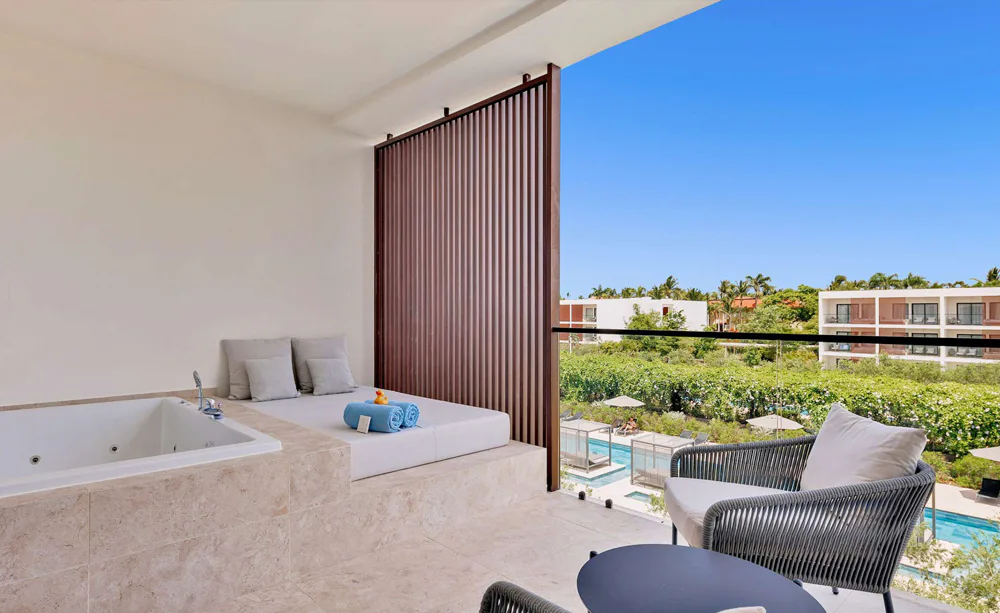 JUNIOR SUITE DELUXE GARDEN VIEW AND POOL VIEW