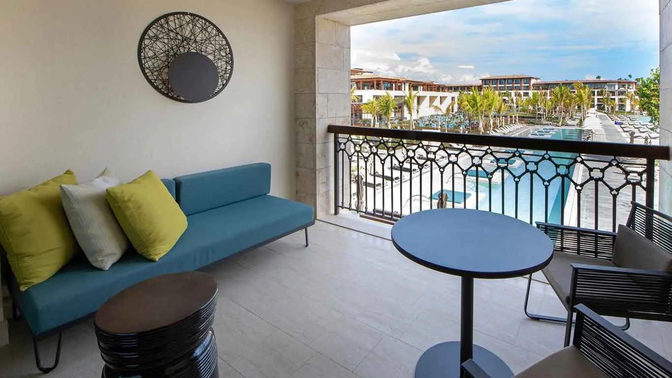 lopesan-costa-bavaro-resort-spa-and-casino-punta-cana-junior-suite-pool_7381