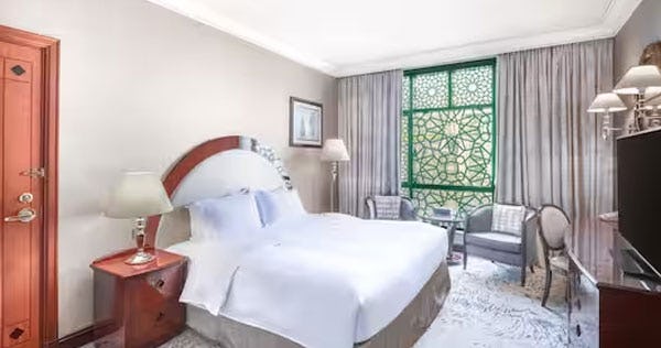 madinah-hilton-king-guest-room-city-view_10827