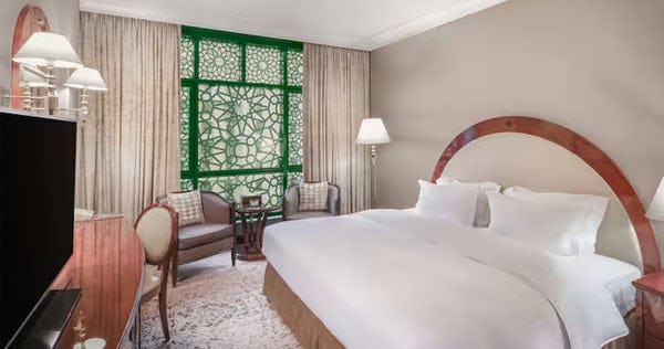 madinah-hilton-king-guest-room-with-parial-haram_10827