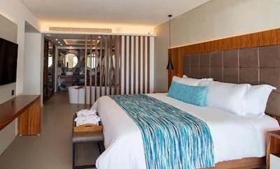 Majestic Jr. Suite (Swim up)