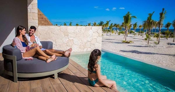 majestic-elegance-costa-mujeres-swim-up-suite-outdoor-jacuzzi-02_11005