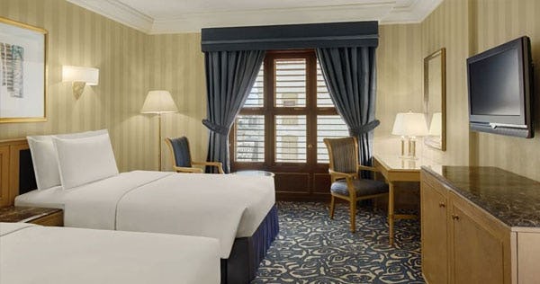 makkah-hotelrooms-and-suites-guest-room-with-two-twin-beds_10812