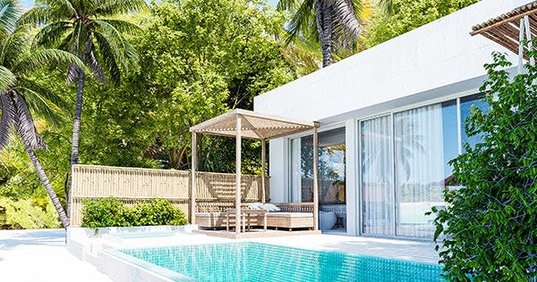 malahini-kuda-bandos-resort-maldives-sunset-beach-pool-suite-04_11477