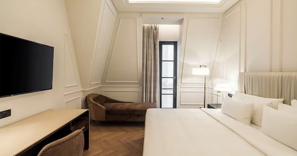 Collection Suite with Lounge Access