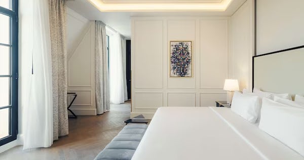 Suite with Lounge Access