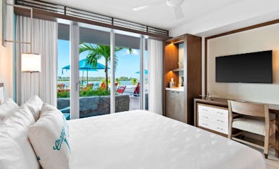 DELUXE POOLSIDE KING