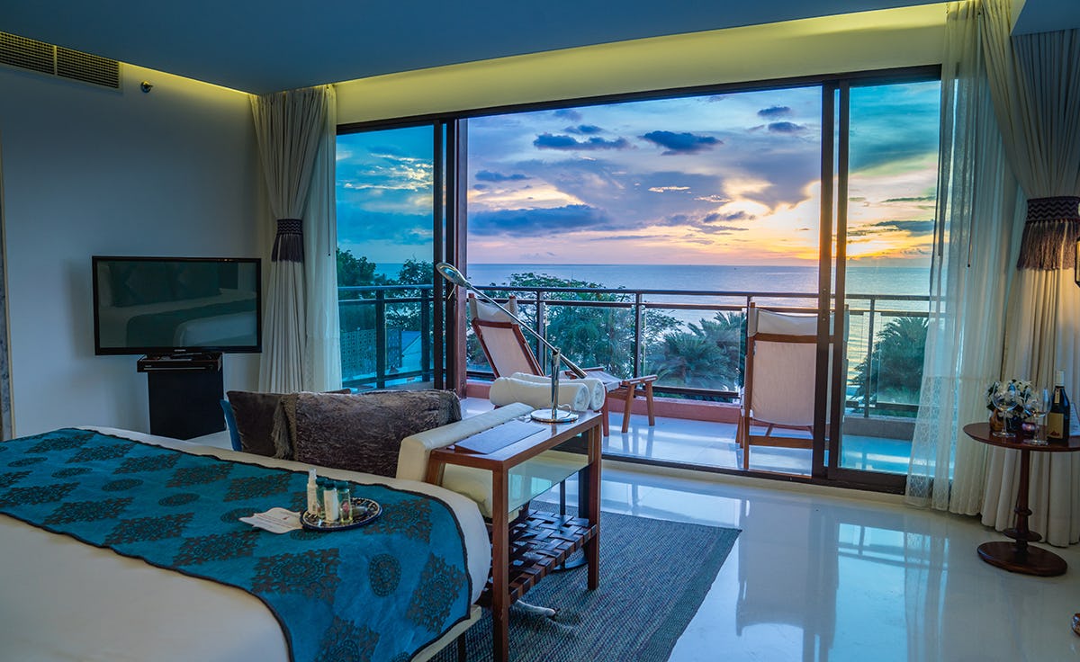 Oceanfront Suite In-Bedroom Jacuzzi