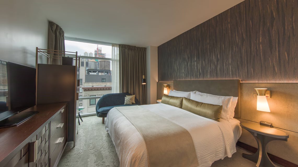 Guest room, 1 King, Street view