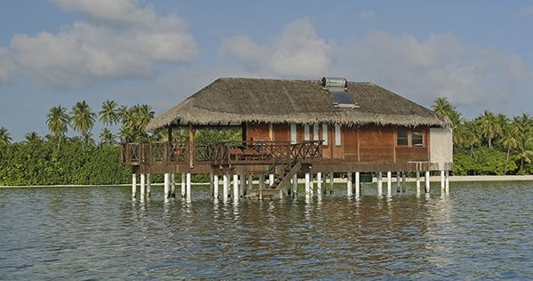 medhufushi-island-resort-lagoon-suite-01_201