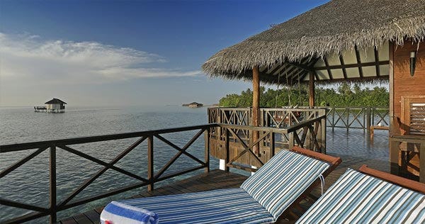 medhufushi-island-resort-lagoon-suite-03_201