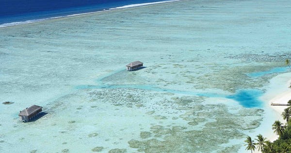 medhufushi-island-resort-lagoon-suite-04_201
